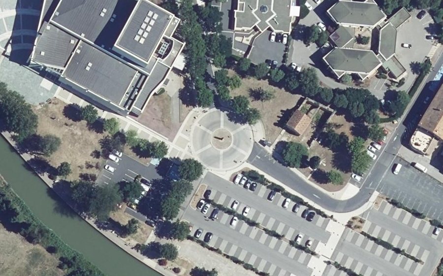 Vue aérienne du Rond-point anonyme n°48166725