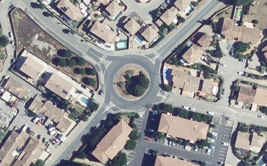 Vue aérienne du Rond-point anonyme n°48174044