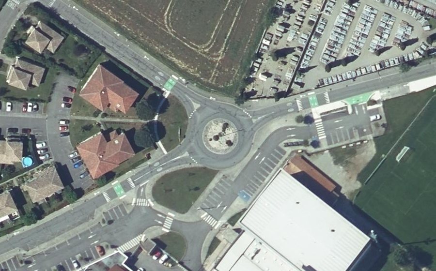 Vue aérienne du Rond-point anonyme n°481982704
