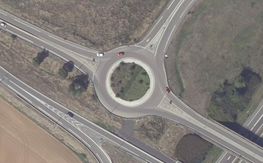 Vue aérienne du Rond-point anonyme n°482047496
