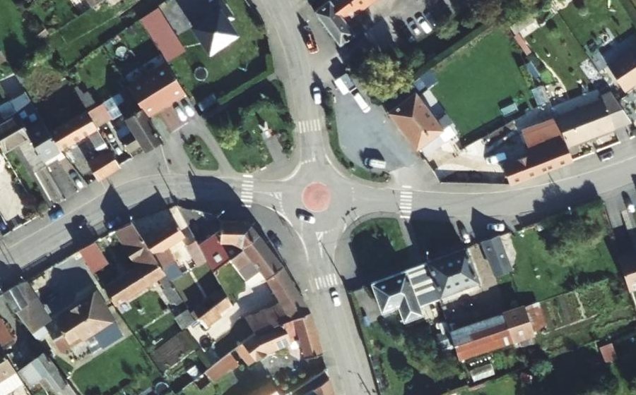 Vue aérienne du Rond-point anonyme n°482068550
