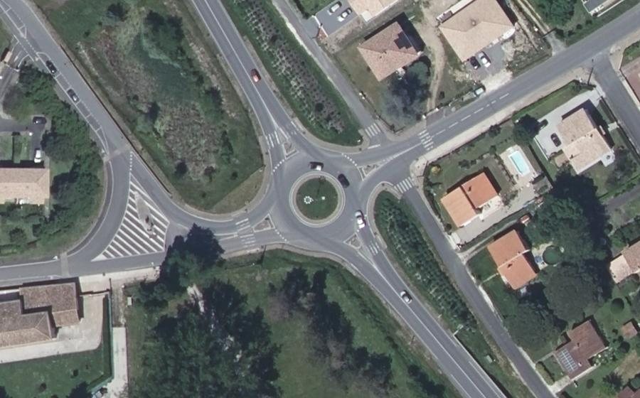Vue aérienne du Rond-point anonyme n°482090240
