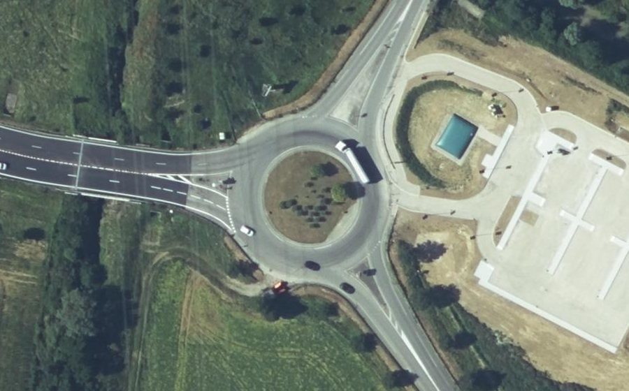 Vue aérienne du Rond-point anonyme n°48213746