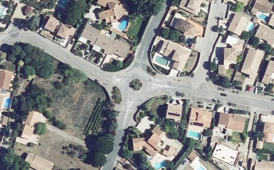 Vue aérienne du Rond-point anonyme n°48230834