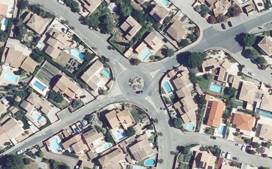 Vue aérienne du Rond-point anonyme n°48230854
