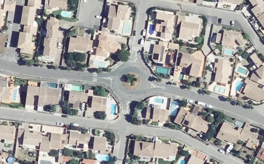 Vue aérienne du Rond-point anonyme n°48230855