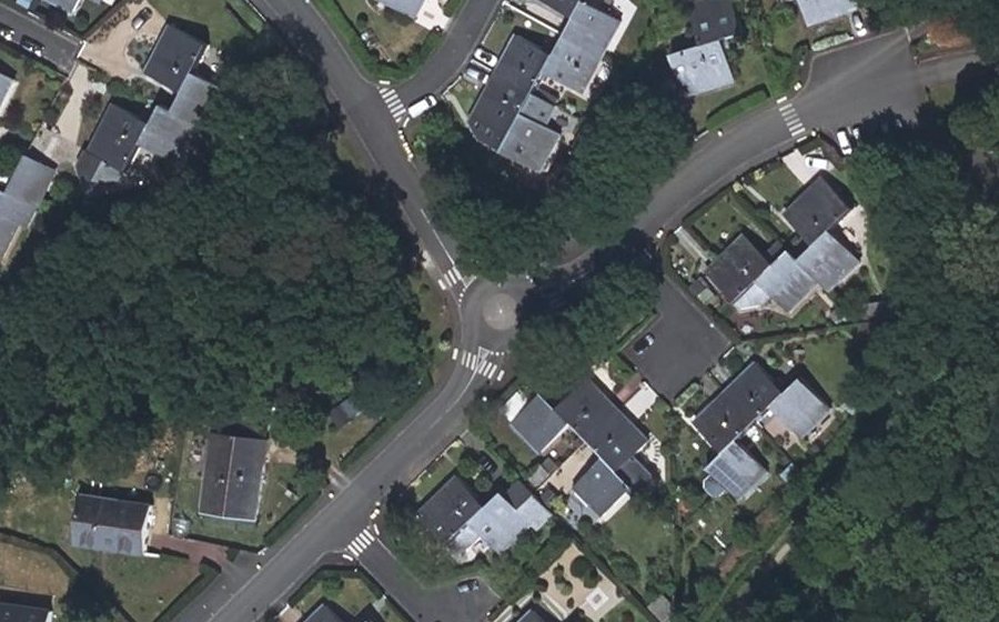 Vue aérienne du Rond-point anonyme n°48235155