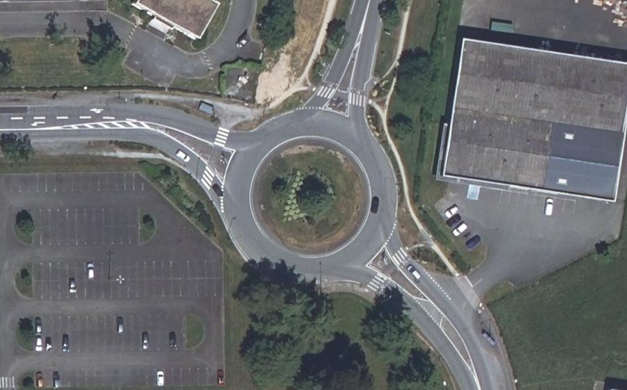Vue aérienne du Rond-point anonyme n°48235190
