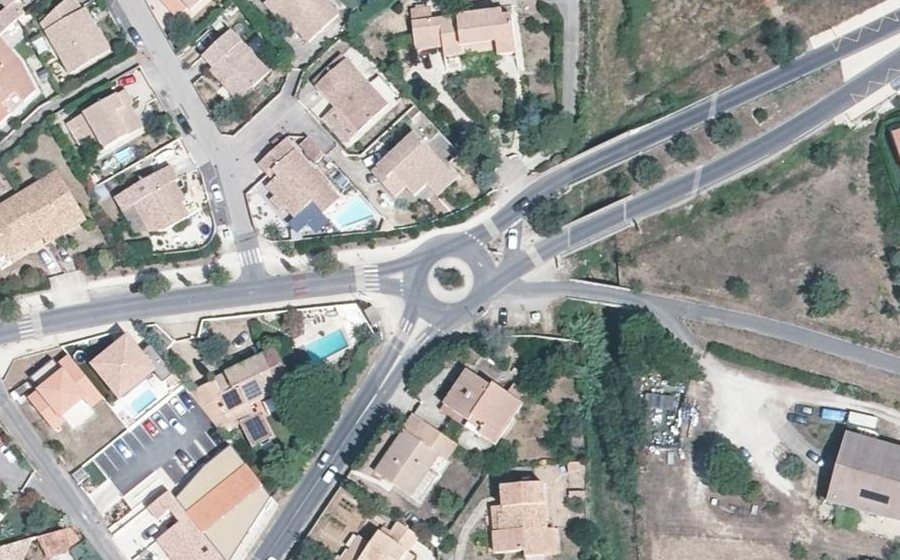 Vue aérienne du Rond-point anonyme n°482488746
