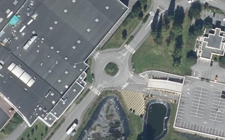 Vue aérienne du Rond-point anonyme n°482535796