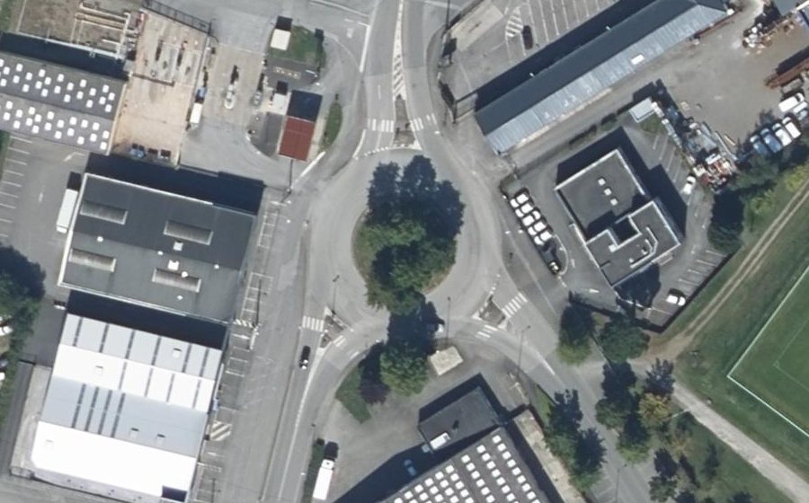 Vue aérienne du Rond-point anonyme n°482535808