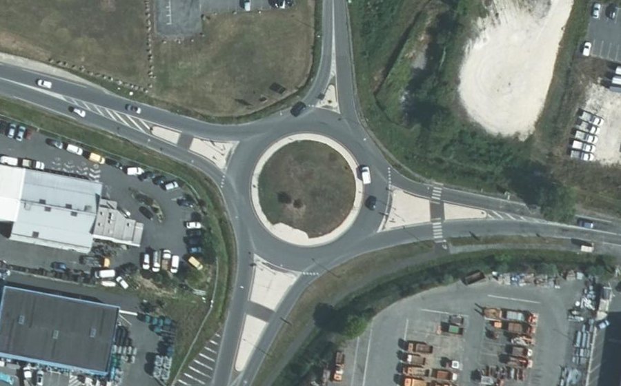 Vue aérienne du Rond-point anonyme n°482555758