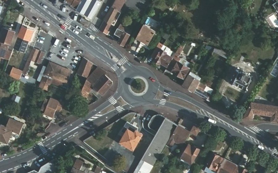 Vue aérienne du Rond-point anonyme n°482555763