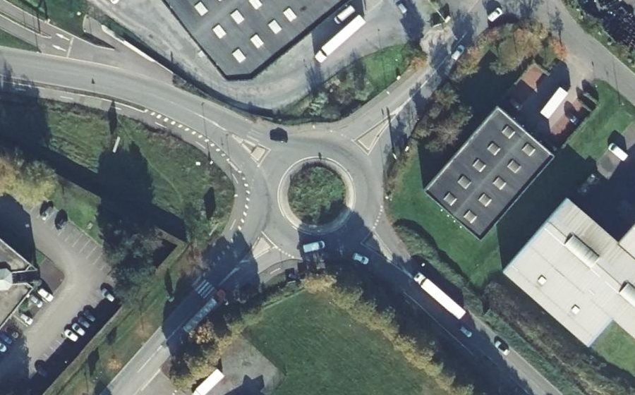 Vue aérienne du Rond-point anonyme n°482634250