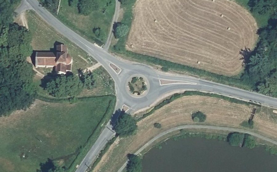 Vue aérienne du Rond-point anonyme n°48275676