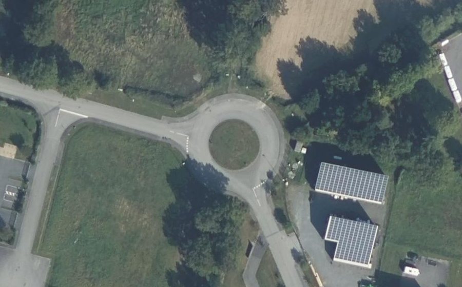 Vue aérienne du Rond-point anonyme n°48276552