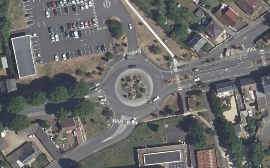 Vue aérienne du Rond-point anonyme n°482814735