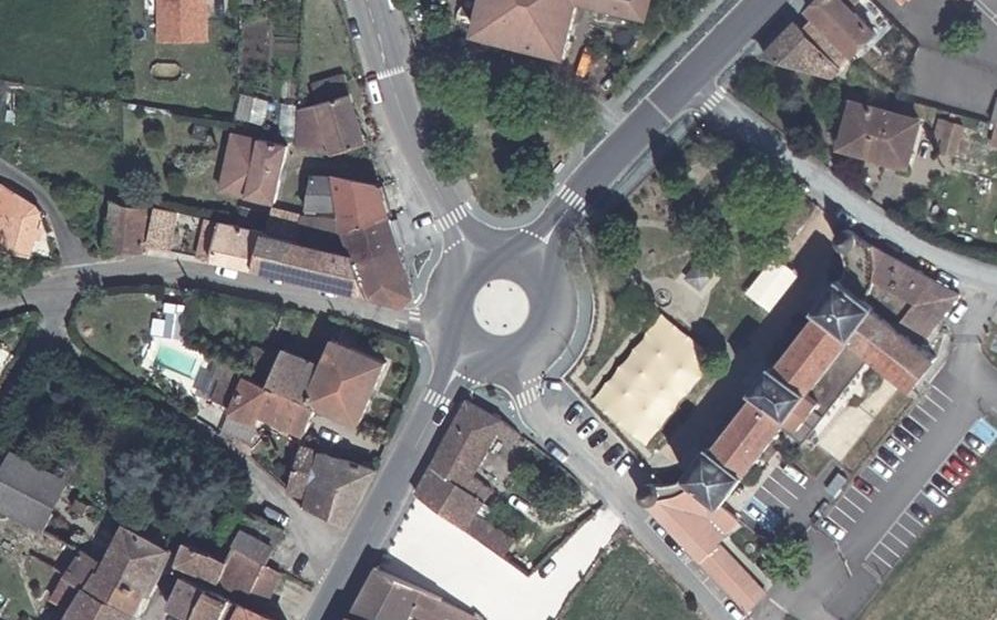 Vue aérienne du Rond-point anonyme n°482822558