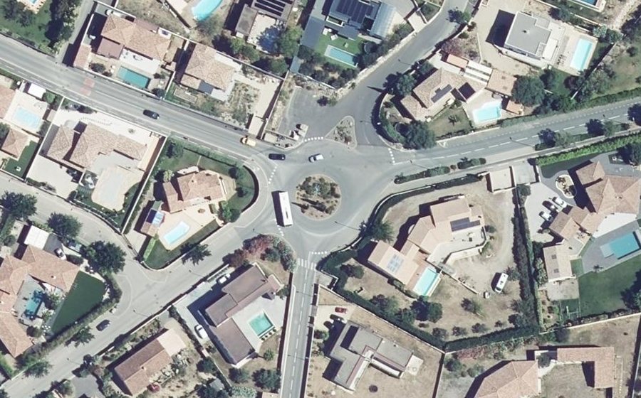 Vue aérienne du Rond-point anonyme n°48290085