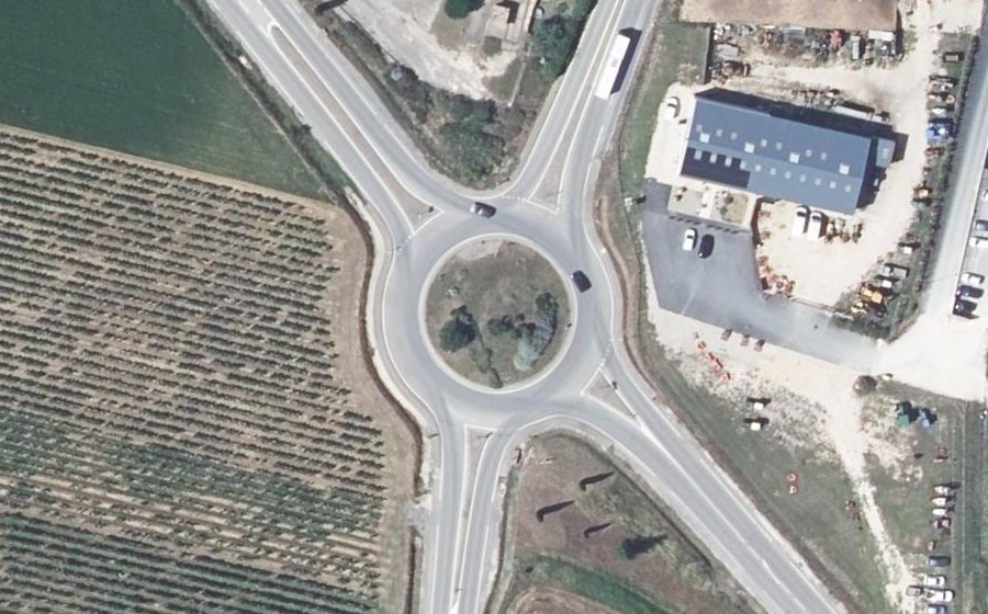 Vue aérienne du Rond-point anonyme n°48299879