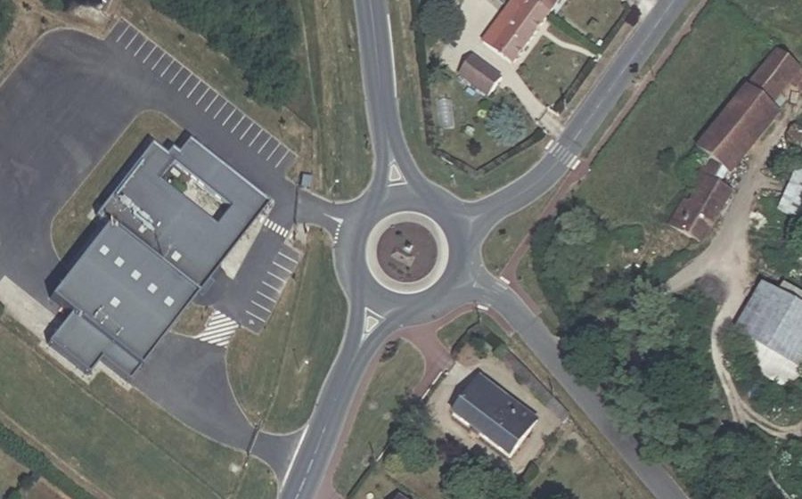 Vue aérienne du Rond-point anonyme n°483078177