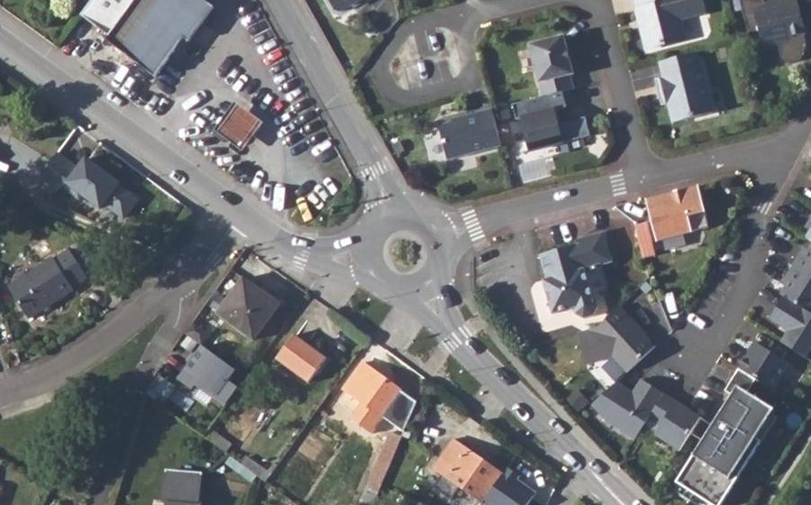 Vue aérienne du Rond-point anonyme n°483083535