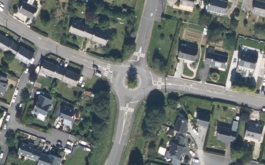 Vue aérienne du Rond-point anonyme n°483093447