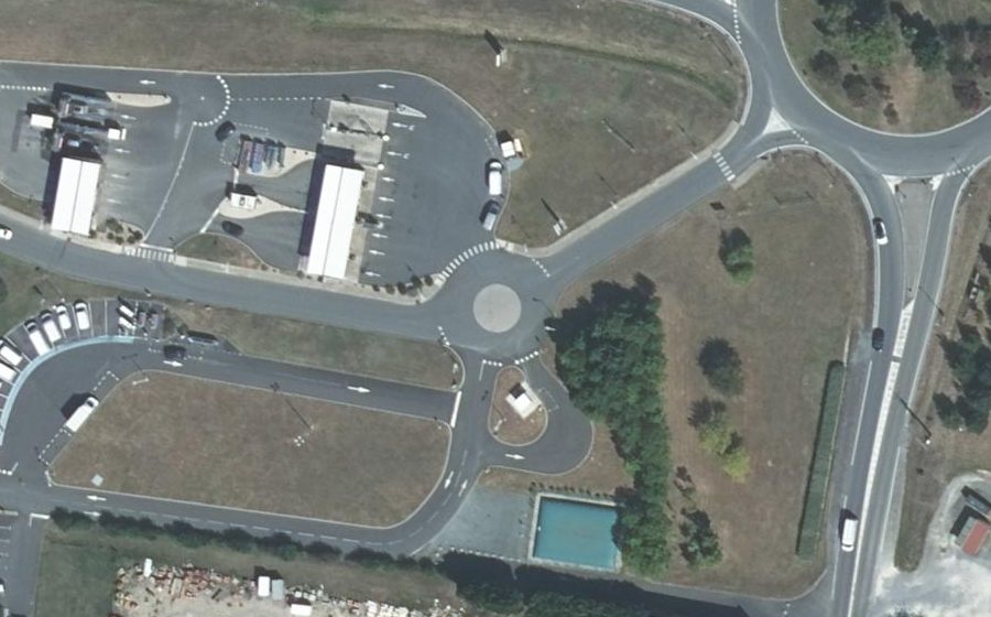 Vue aérienne du Rond-point anonyme n°483240303