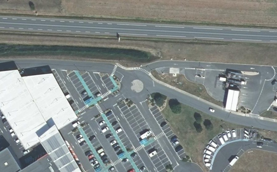 Vue aérienne du Rond-point anonyme n°483240304
