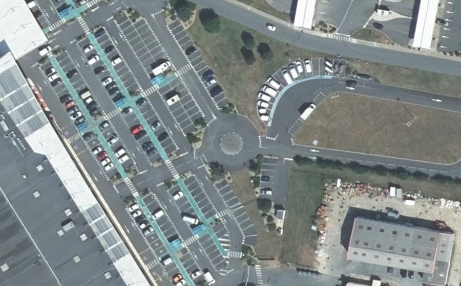 Vue aérienne du Rond-point anonyme n°483240305