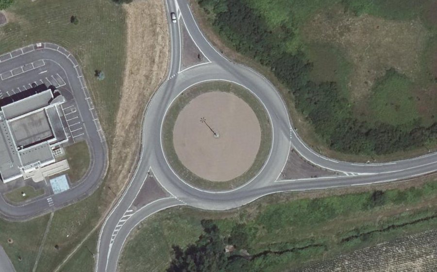 Vue aérienne du Rond-point anonyme n°48336129