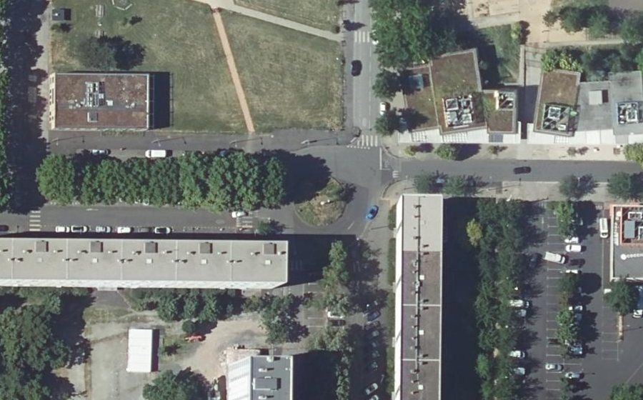 Vue aérienne du Rond-point anonyme n°48343957