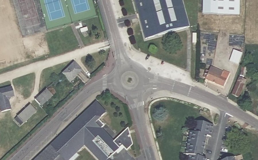 Vue aérienne du Rond-point anonyme n°483480226