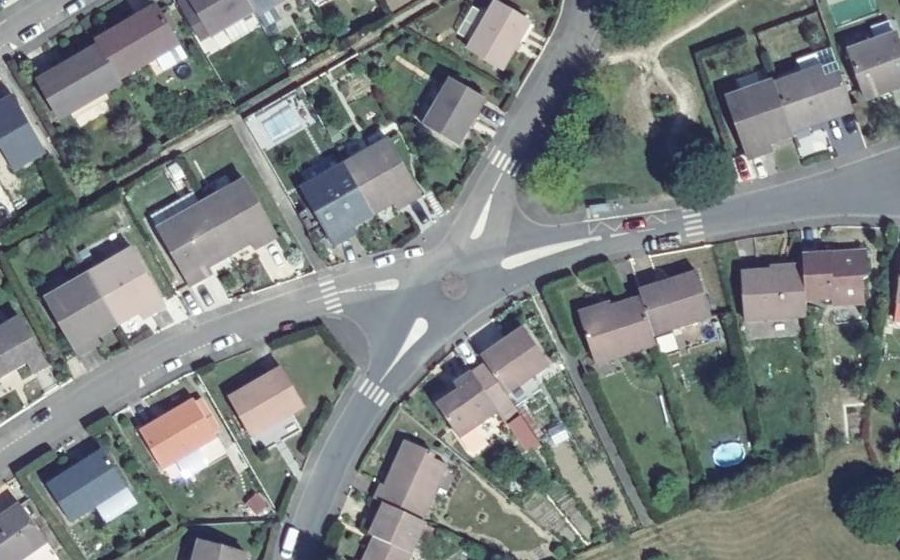 Vue aérienne du Rond-point anonyme n°483551780