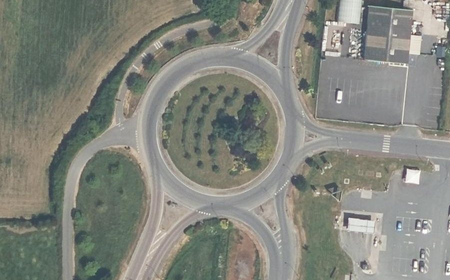 Vue aérienne du Rond-point anonyme n°48360461