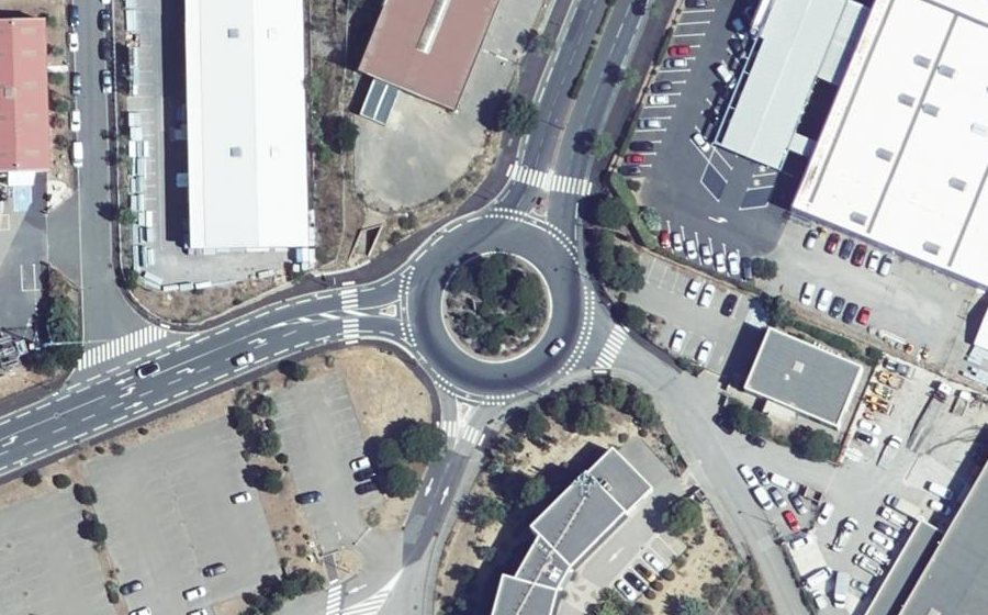 Vue aérienne du Rond-point anonyme n°48371617