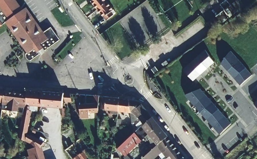 Vue aérienne du Rond-point anonyme n°483745062