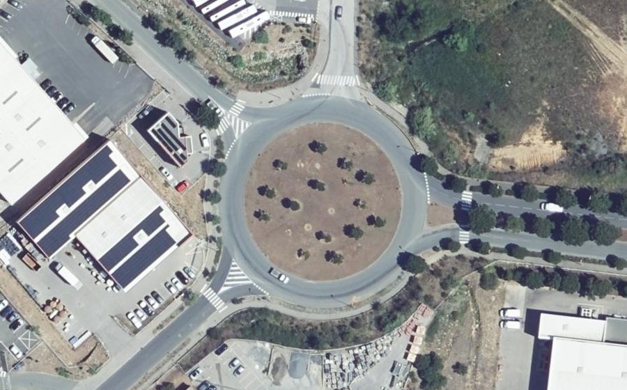 Vue aérienne du Rond-point anonyme n°48374763