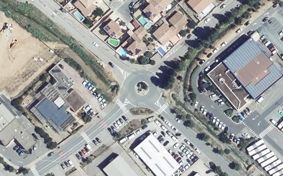 Vue aérienne du Rond-point anonyme n°48374771