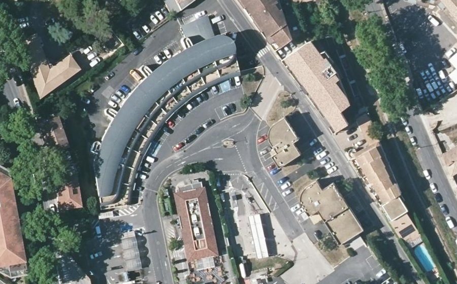 Vue aérienne du Rond-point anonyme n°48375239