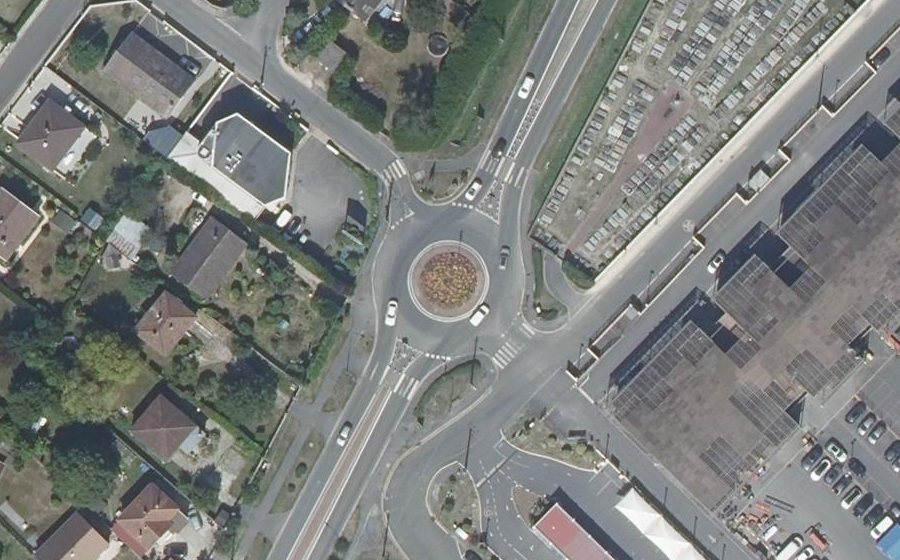 Vue aérienne du Rond-point anonyme n°48387711