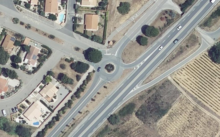 Vue aérienne du Rond-point anonyme n°48389234