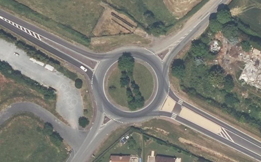 Vue aérienne du Rond-point anonyme n°48390329