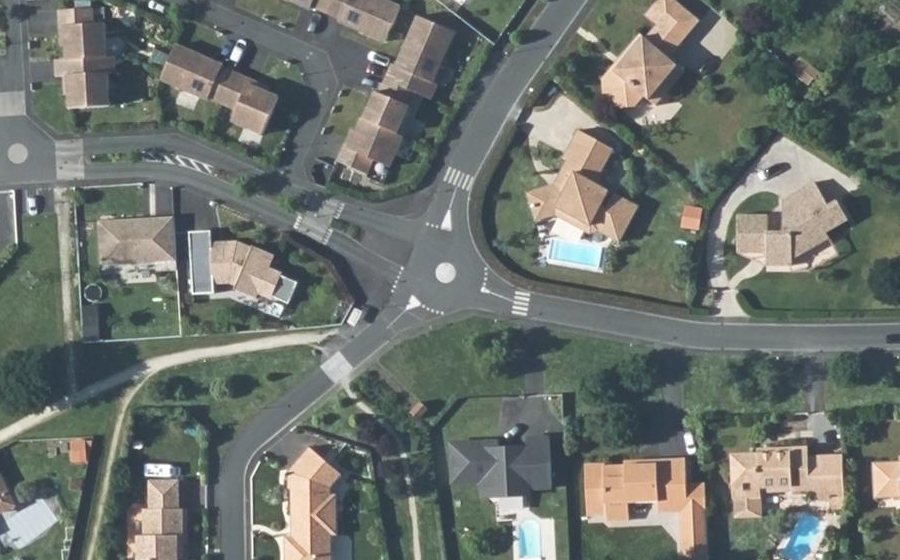 Vue aérienne du Rond-point anonyme n°48390605