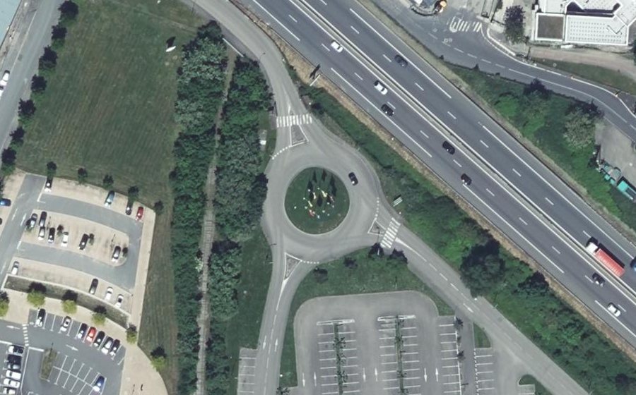 Vue aérienne du Rond-point anonyme n°48397979