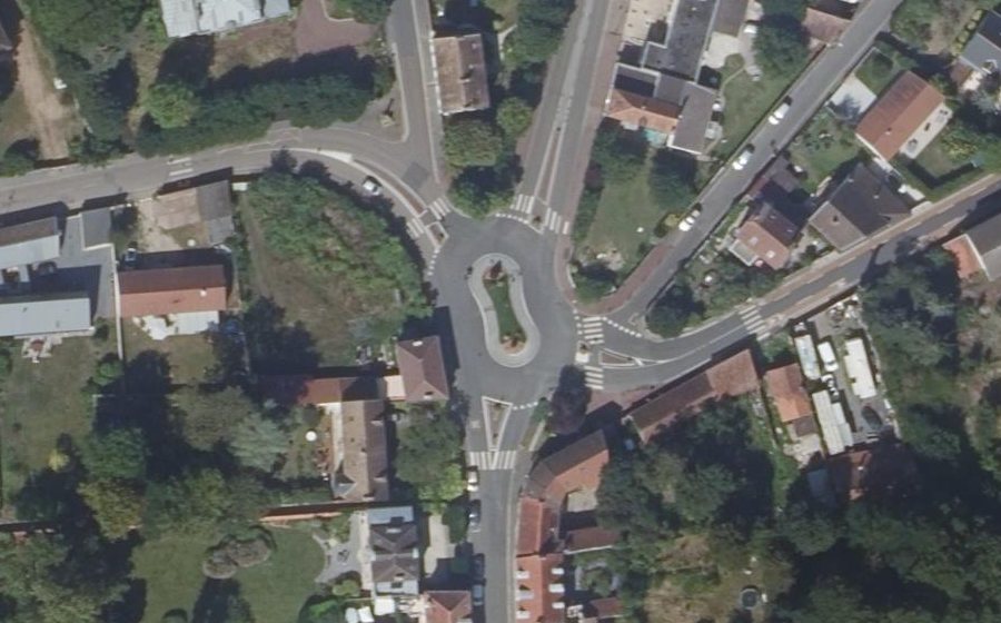 Vue aérienne du Rond-point anonyme n°48403196