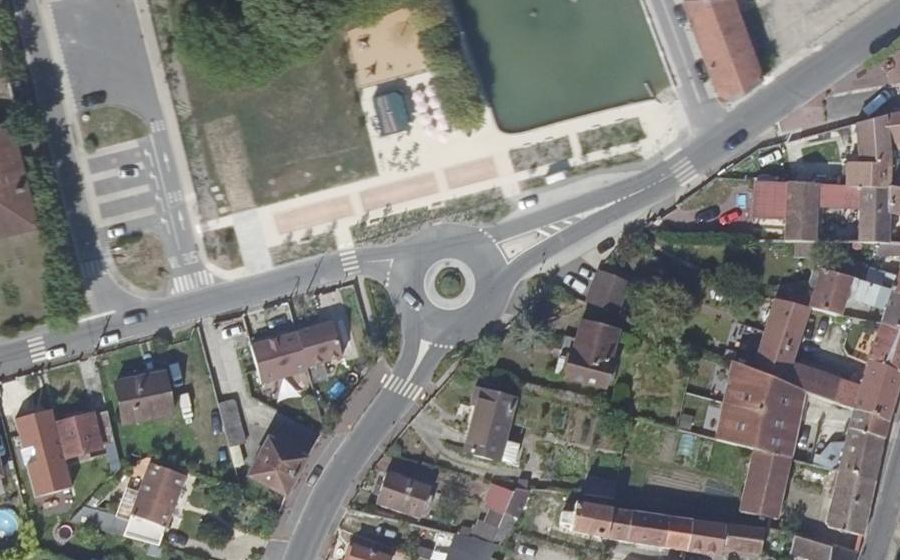 Vue aérienne du Rond-point anonyme n°48404009