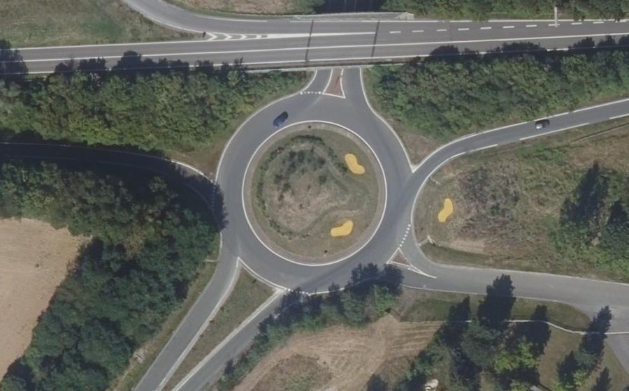 Vue aérienne du Rond-point anonyme n°48405805