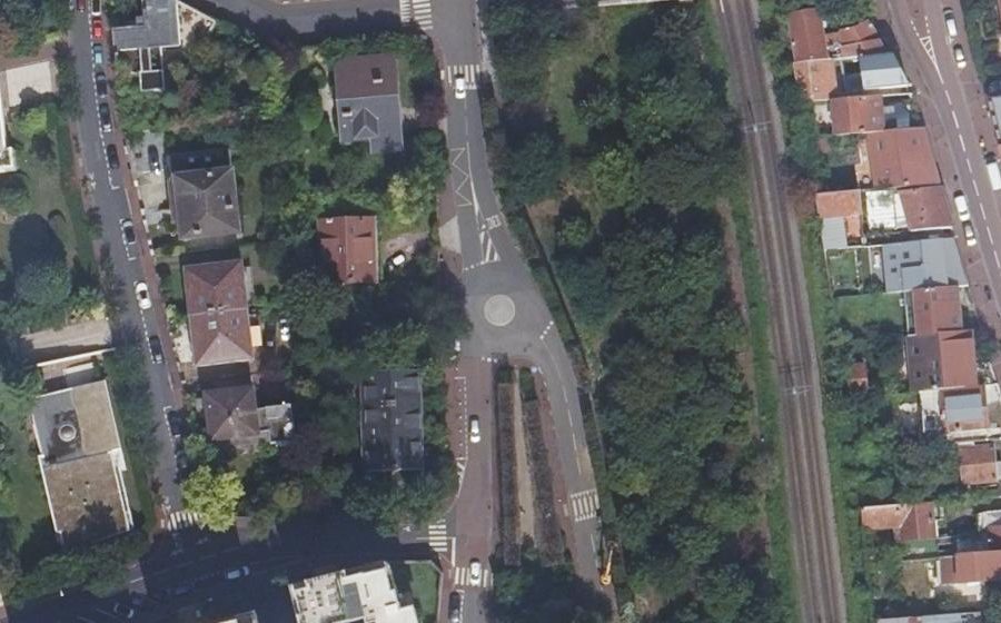 Vue aérienne du Rond-point anonyme n°48408545