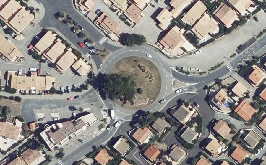 Vue aérienne du Rond-point anonyme n°48409375